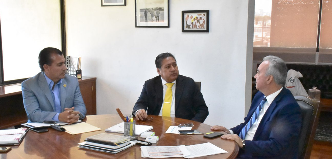 Alcalde se reune con titular de SEGE para reforzar medidas de seguridad en escuelas del municipio