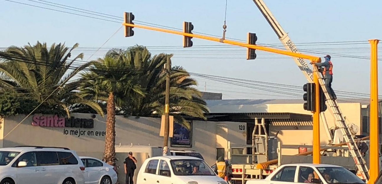 Se realiza la instalación de semáforos a la entrada de la Primero de Mayo