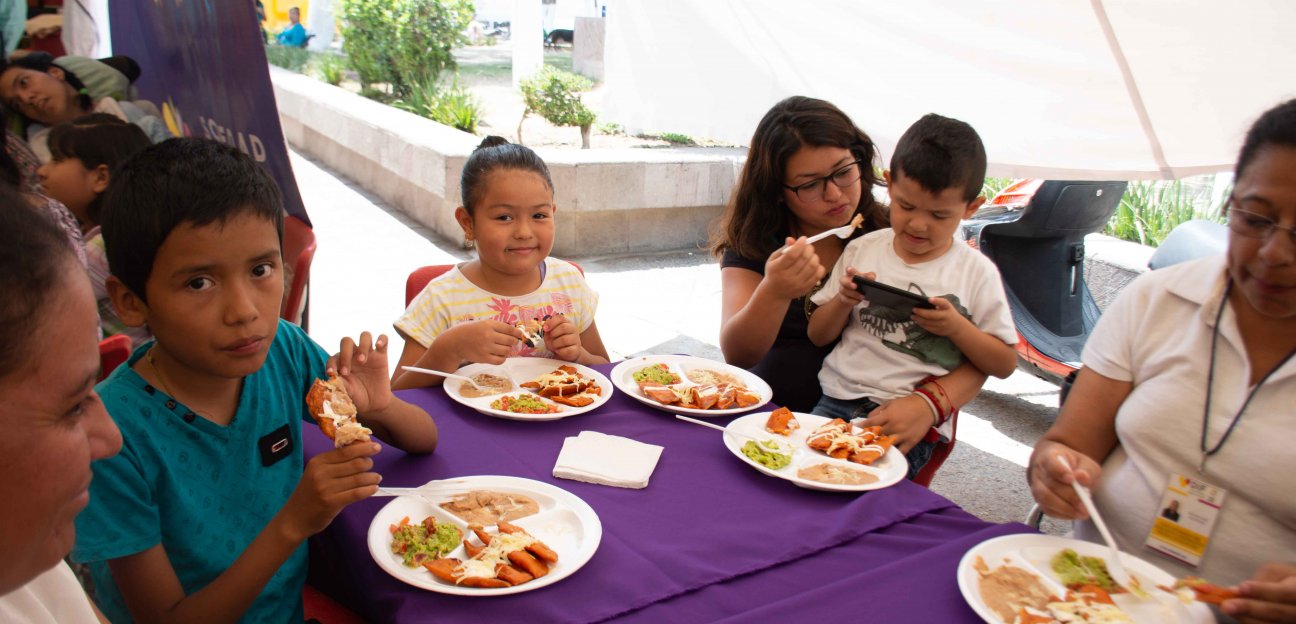 La dirección de turismo fomenta entre los niños la producción y el consumo de enchiladas