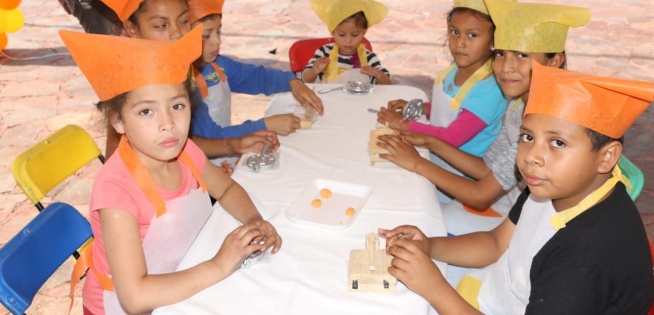 Niños aprenden a elaborar enchiladas potosinas