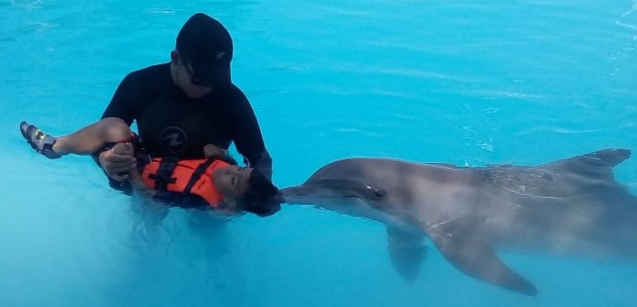 Fortalece DIF de Soledad tratamiento con delfines