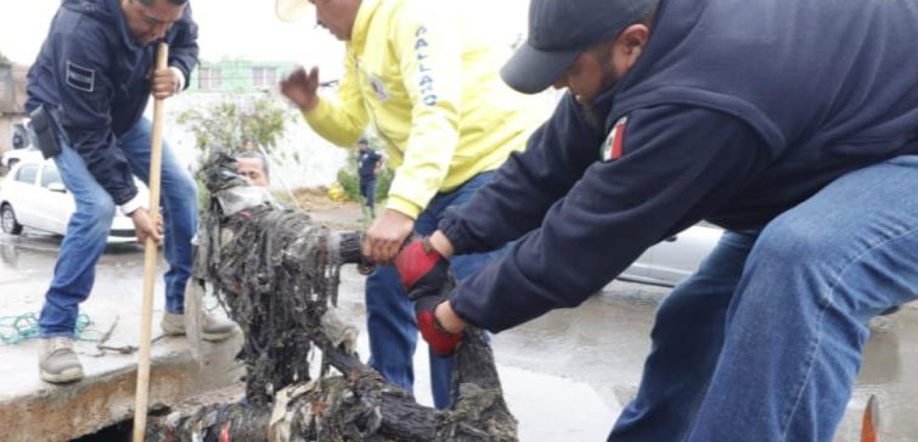 Llama aseo público a evitar tirar basura y desechos en el sistema de drenaje 