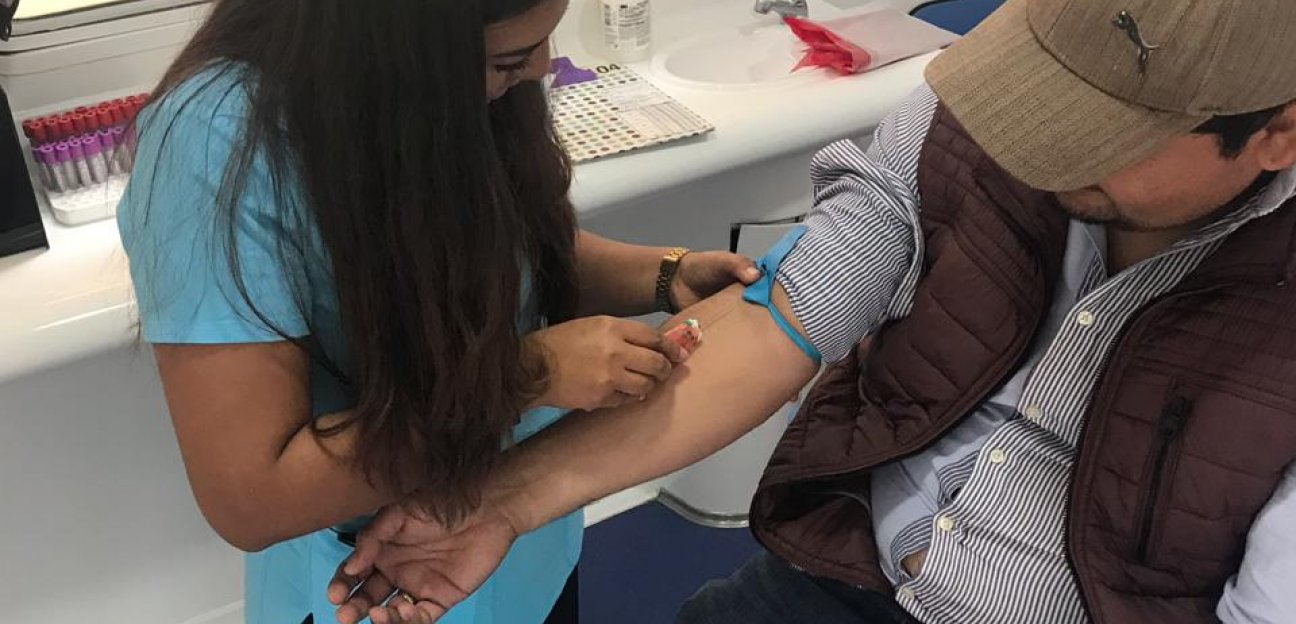Análisis clínicos a bajo costo se ofrecen como parte del programa Manos a la Obra
