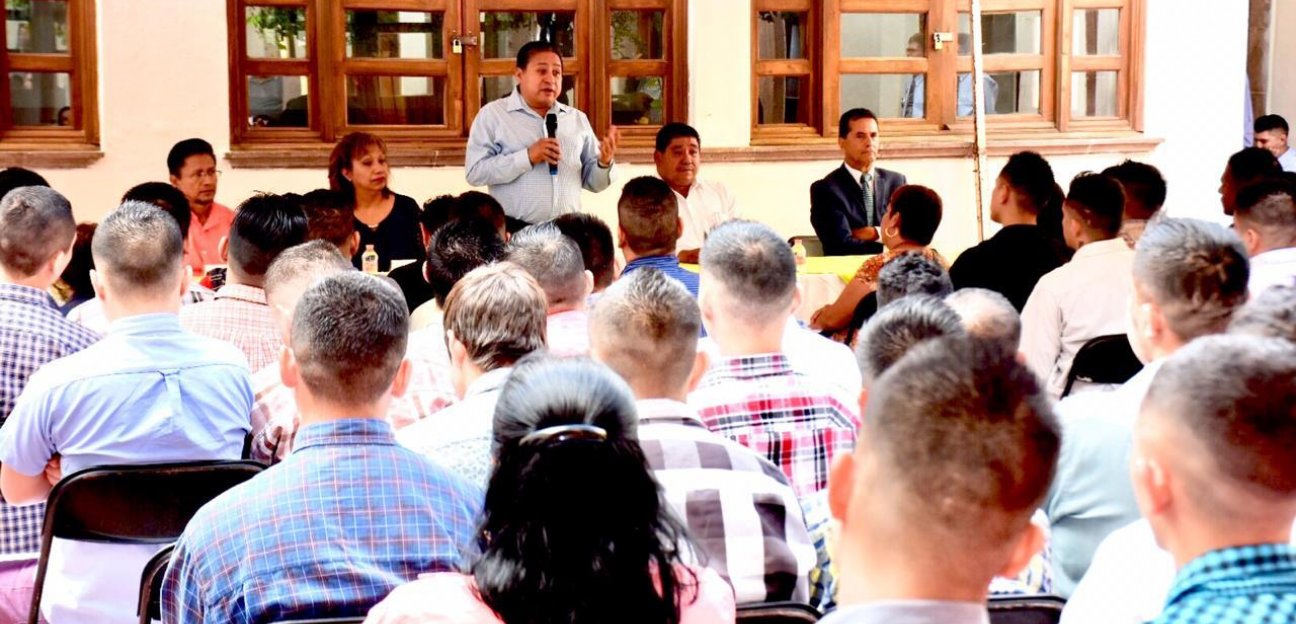 Alcalde de Soledad atestigua entrega de certificados académicos a jóvenes del Centro de Rehabilitación Plenitud A. C.
