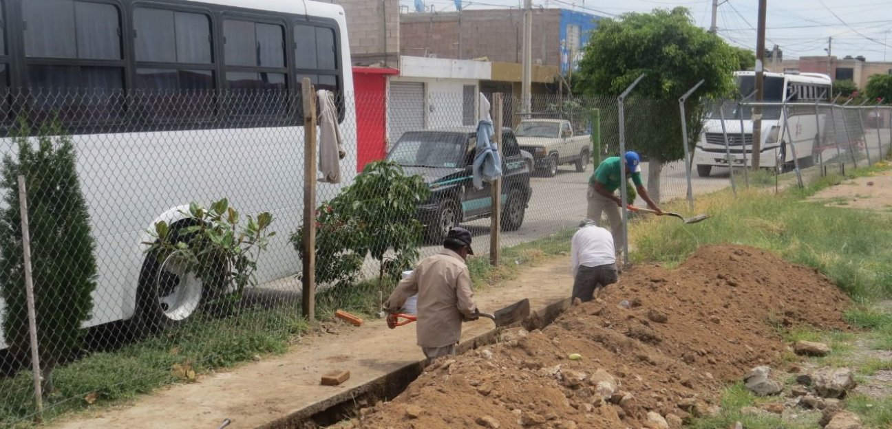Construyen bardas perimetrales en escuelas soledenses