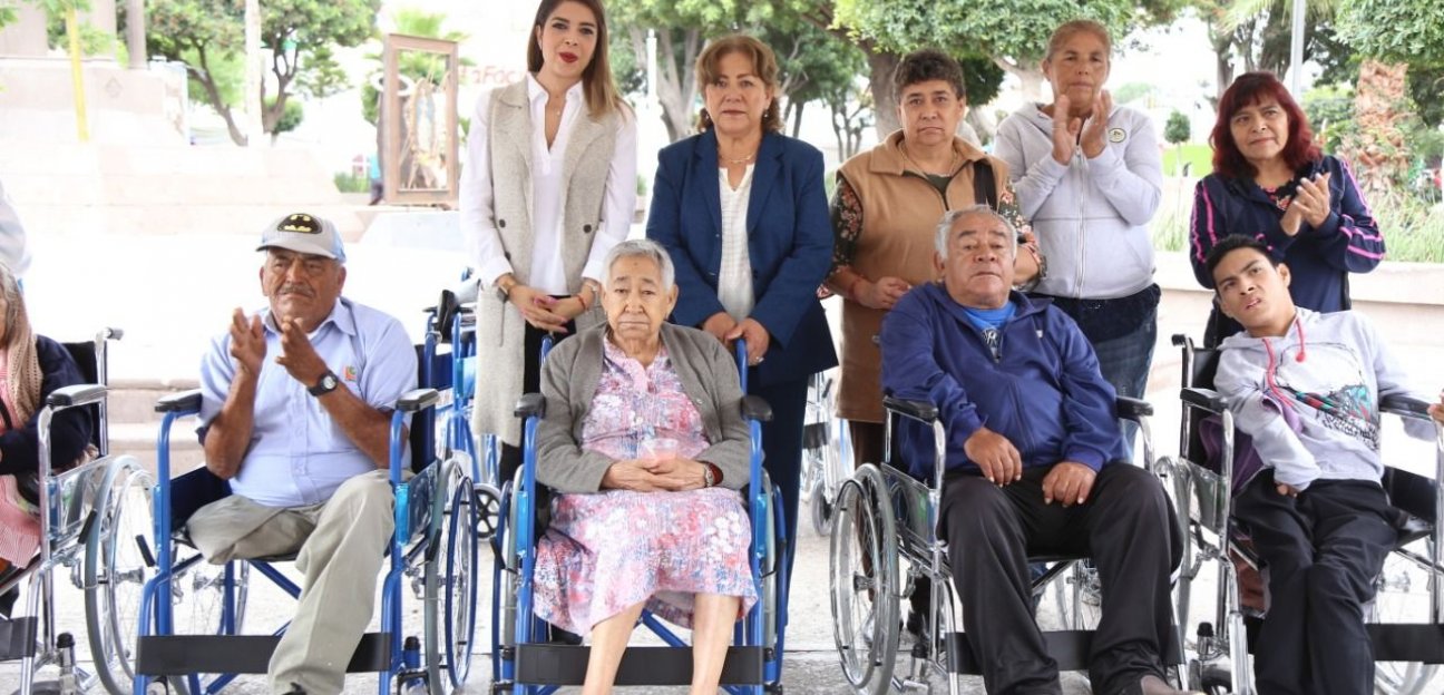 Presidenta del DIF Municipal entrega sillas de ruedas, bastones y andaderas a personas en condición vulnerable