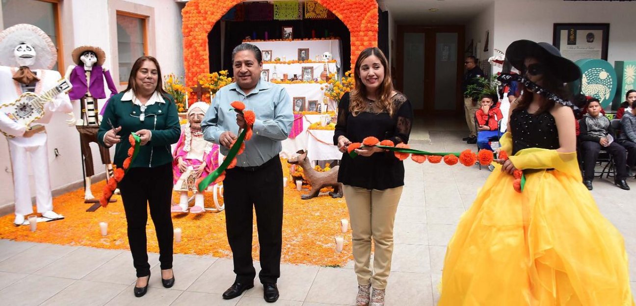 Inauguran el Altar de Día de Muertos en Presidencia Municipal de SGS