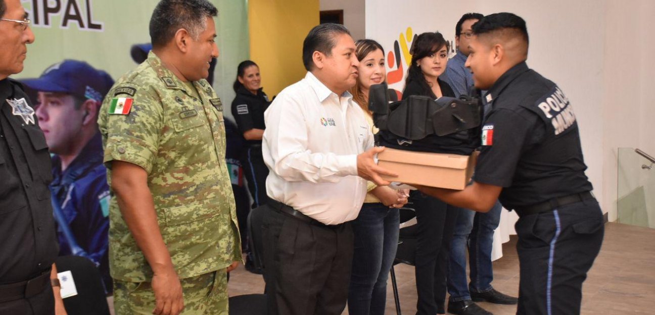 Con recursos provenientes del Fortaseg, el Ayuntamiento de Soledad entrega uniformes y equipo policial a los integrantes de la Dirección de Seguridad Pública Municipal