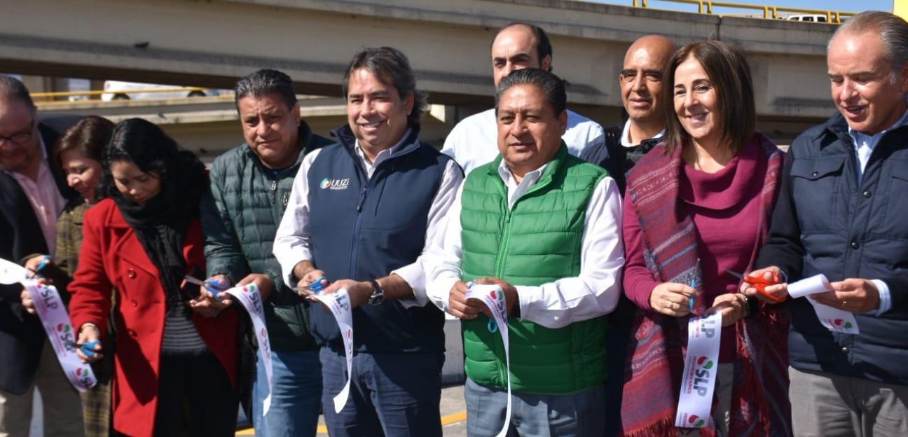 Alcalde de Soledad corta listón inaugural de nuevos brazos viales en el Distribuidor Juárez