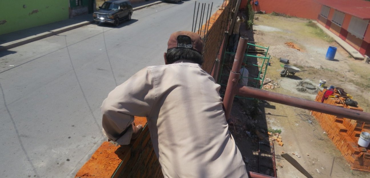 Construcción de bardas perimetrales refuerzan seguridad en planteles educativos 