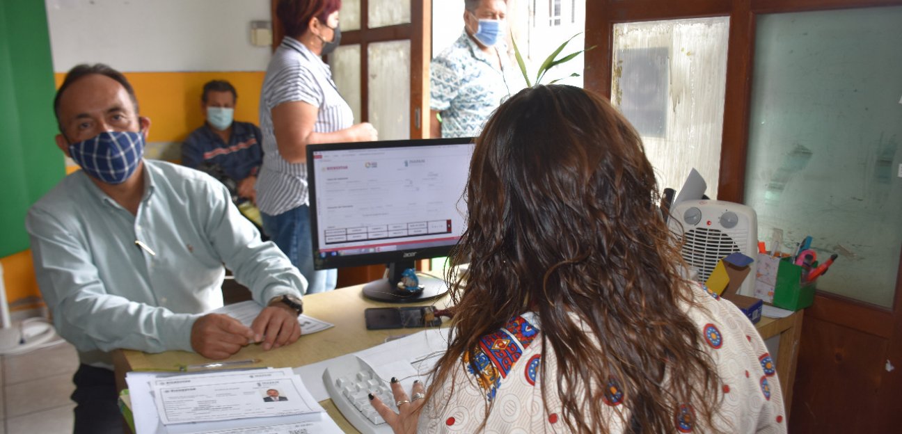 Por medio de citas entregan credenciales a adultos mayores