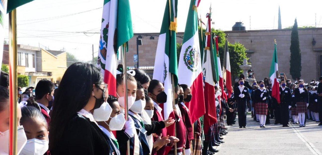 Autoridades municipales conmemoran el Día de la Bandera en Soledad