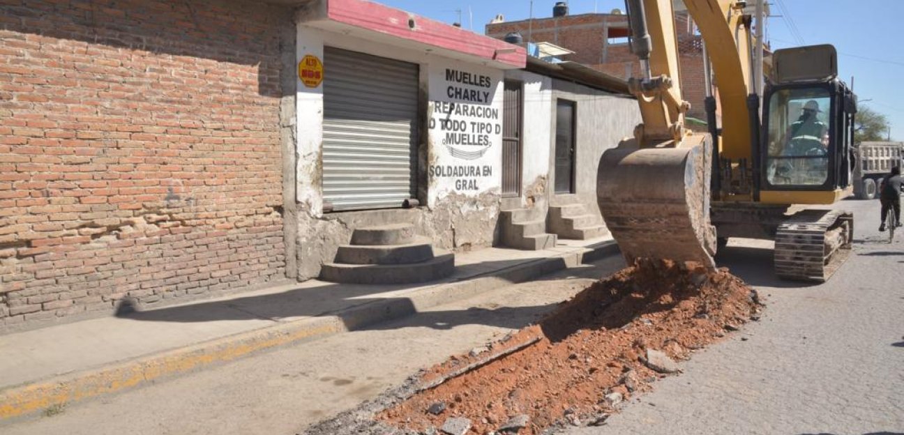 Alcaldesa soledense da inicio a los trabajos de pavimentación en Prolongación Valentín Amador y calle 2 de Abril