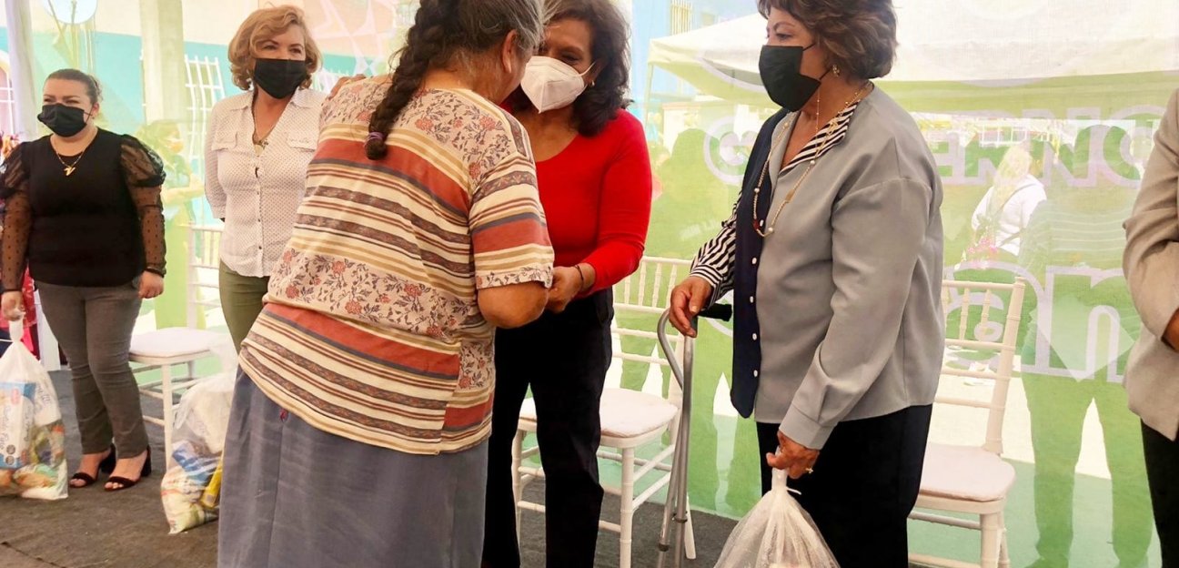 Alcaldesa entrega apoyos sociales a soledenses
