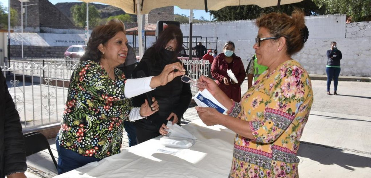Alcaldesa de Soledad de Graciano Sánchez entrega lentes gratuitos a habitantes de la comunidad de Estación Ventura