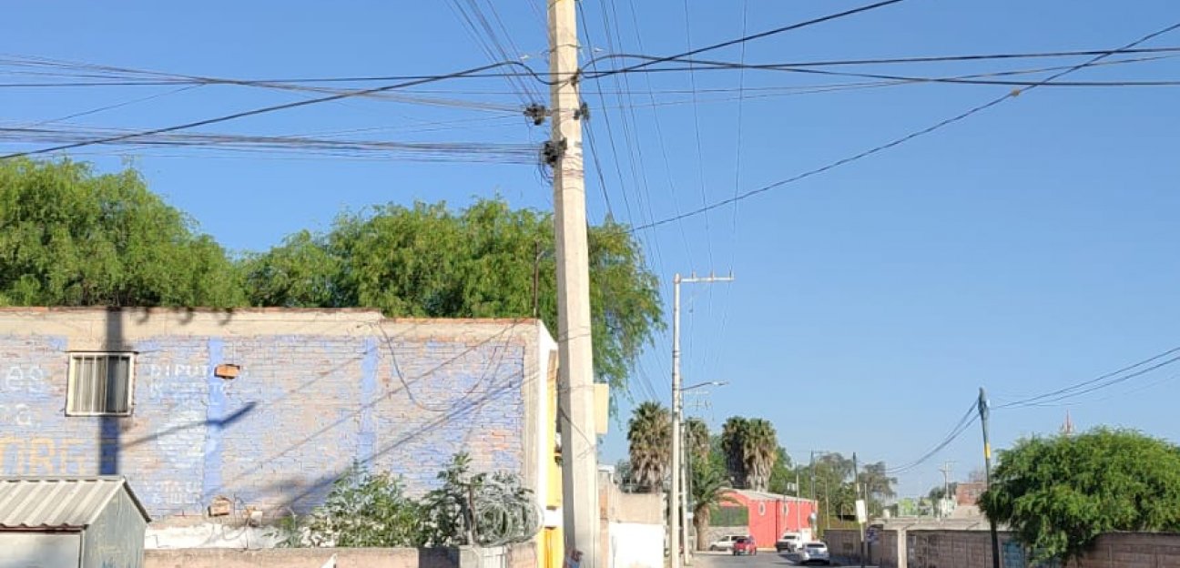 Protección Civil de Soledad atiende en la colonia Constancia falla en cableado de alta tensión