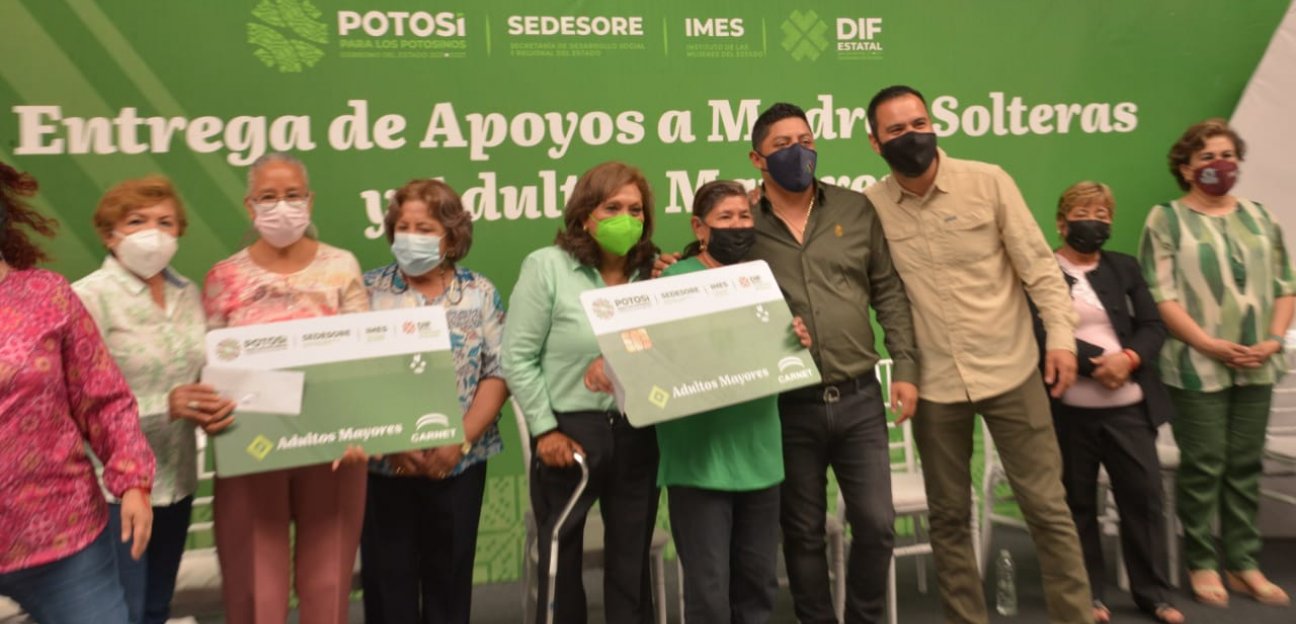 Alcaldesa de Soledad realiza segunda entrega de becas económicas para madres solteras y adultos mayores
