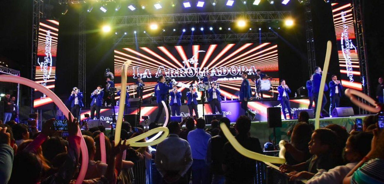 A tamborazos La Arrolladora prendió al público de la FENAE