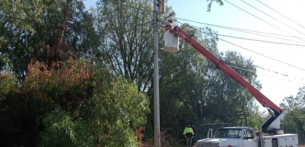 Rehabilitan luminarias de camino a Valle de la Palma