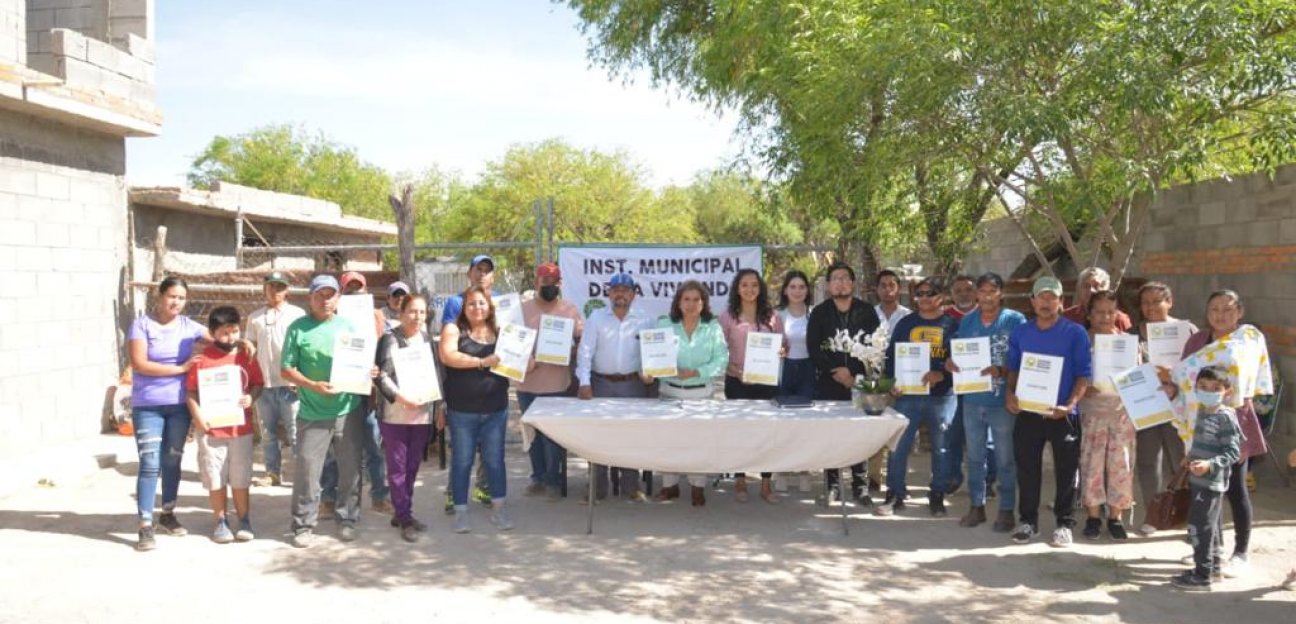 Alcaldesa de Soledad entrega escrituras a habitantes de la colonia Guadalupe 