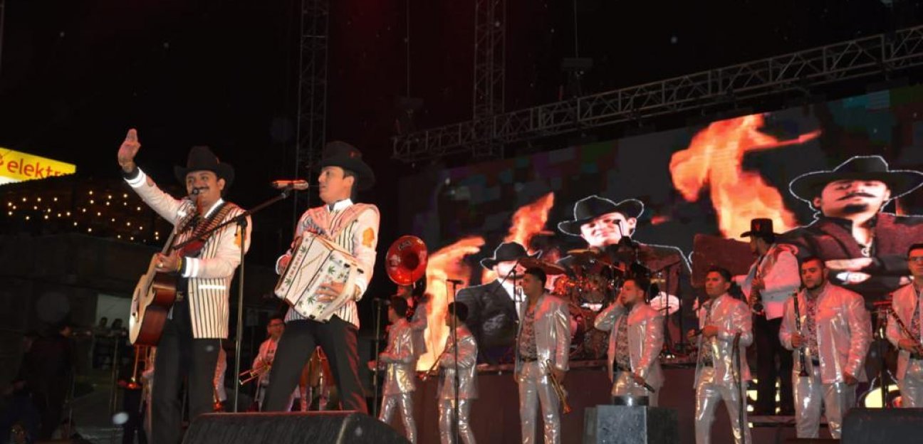 Ante un lleno total se presentan Los Dos Carnales en la FENAE 2022