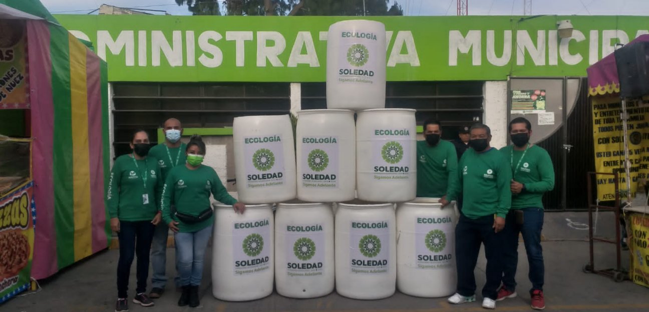 Entregan contenedores a comerciantes de la muestra gastronómica para acopiar el aceite vegetal usado