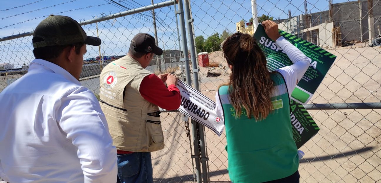 Protección Civil de Soledad exilió por una barda caída en la colonia Azaleas