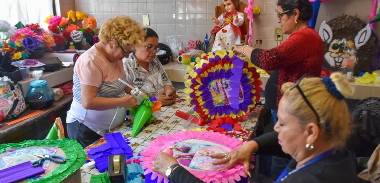 Ayuntamiento de Soledad continúa con la producción de piñatas para el Día del Niño