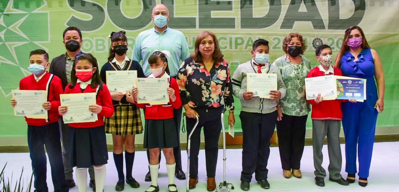 Alcaldesa de Soledad entrga reconocimientos a ganadores del concurso Vigilantes de la Honestidad