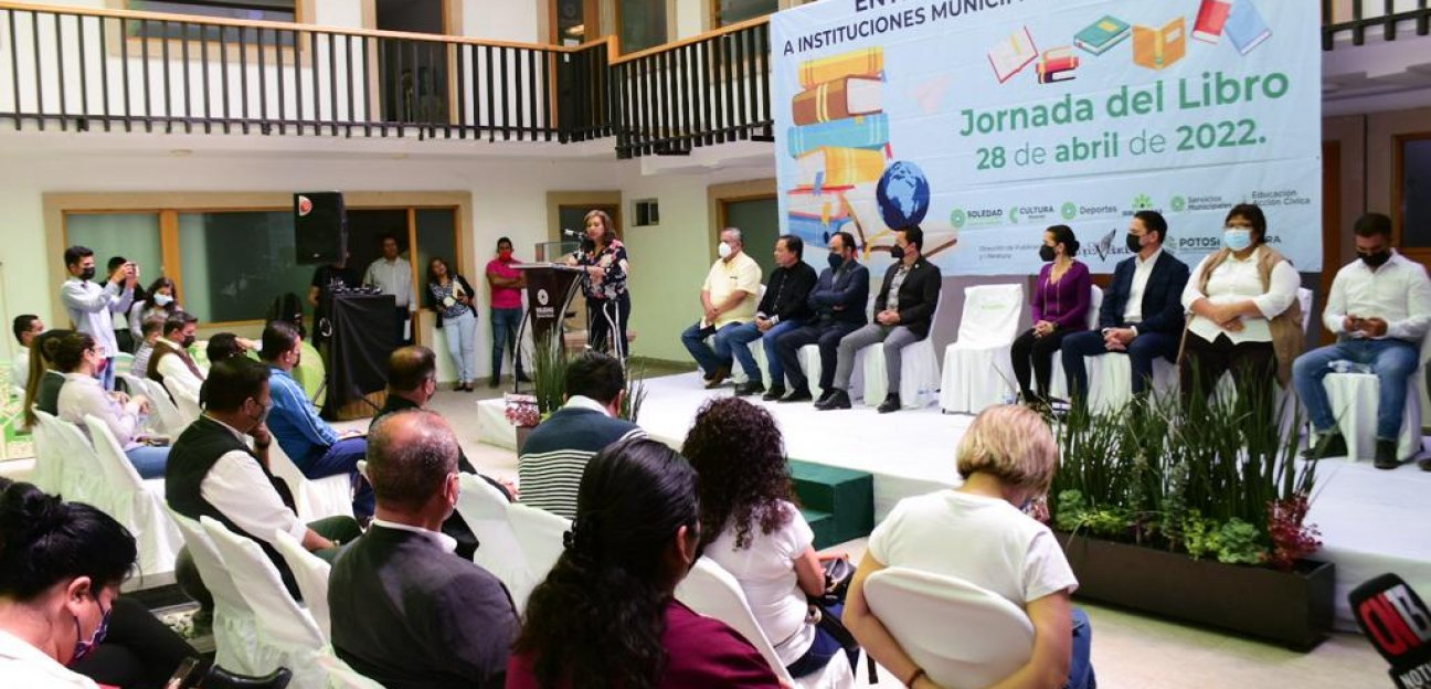 Entregan paquetes de libros a escuelas soledenses