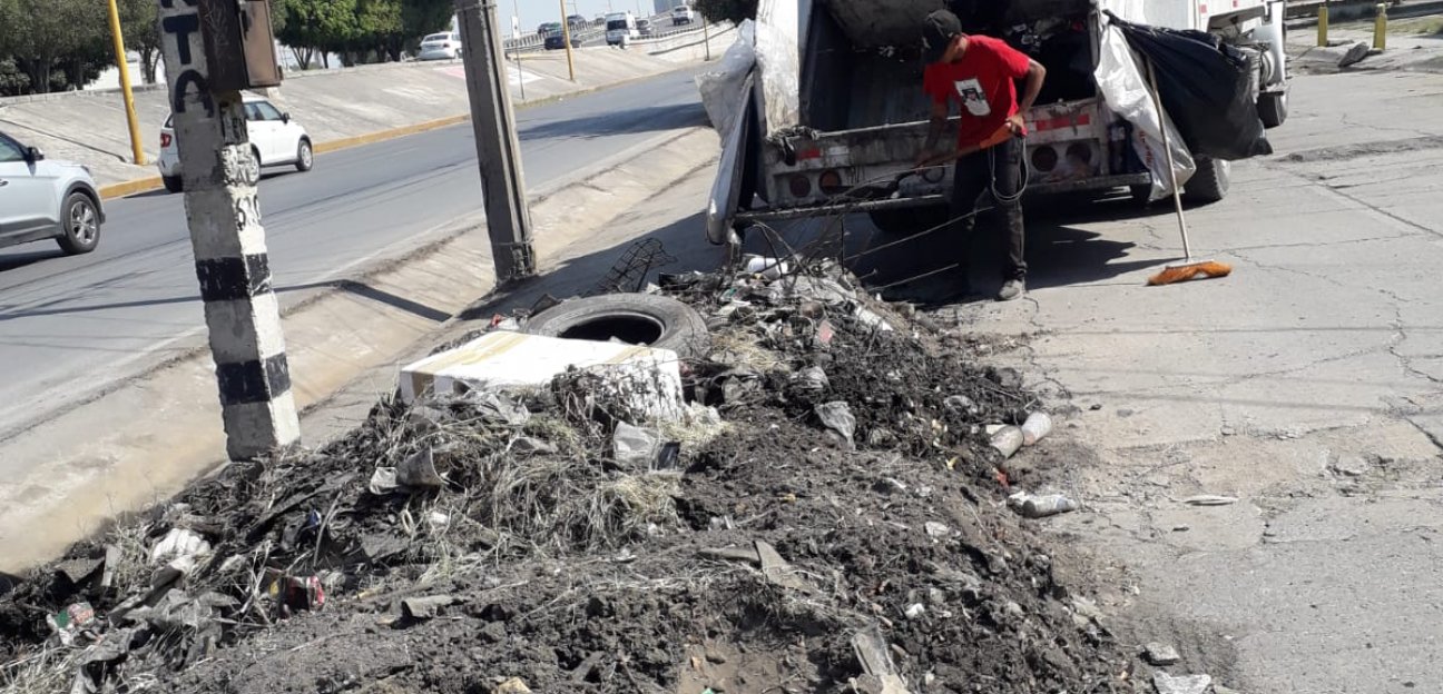 Concluye la limpieza del canalón ubicado en la lateral de la carretera Matehuala