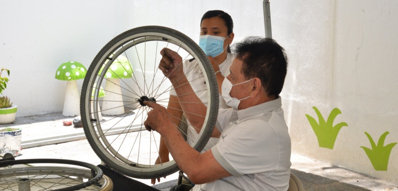 Inició con éxito el taller de reparación de sillas de ruedas en Soledad