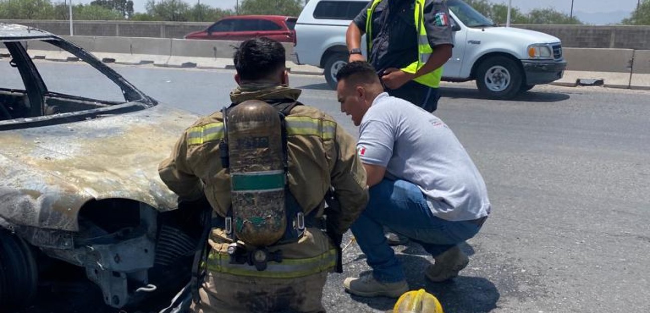 Protección Civil Municipal de Soledad atiende reporte de vehículo incendiado en Periférico