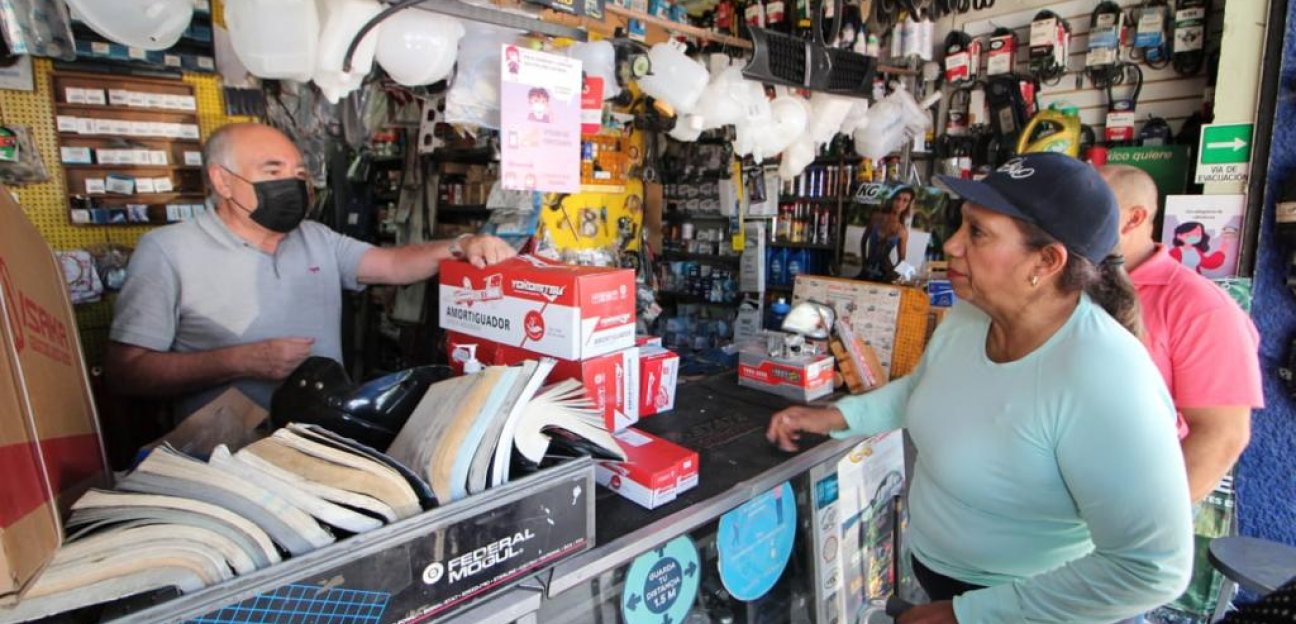 Presidenta municipal de Soledad y mandos de Seguridad Pública visitan corredor comercial de avenida de Los Pinos