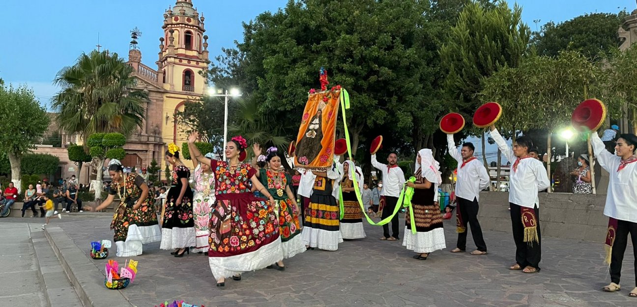 Con éxito se presentó la Guelaguetza en la plaza principal de Soledad