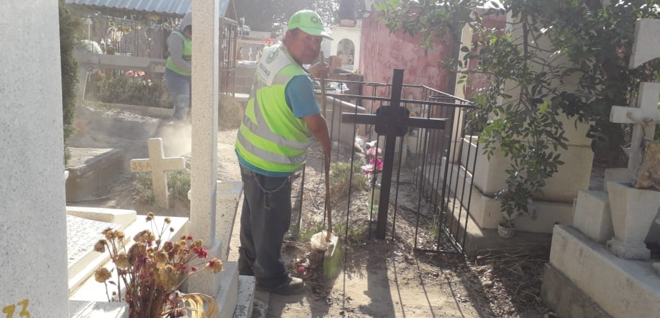 Direcciones conjuntas del ayuntamiento soledense limpian cementerios municipales para el Día de las Madres