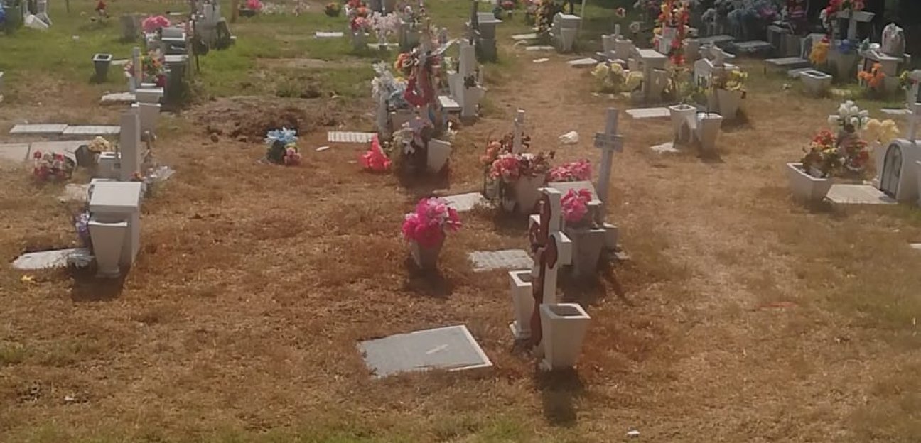 Cuadrillas de Aseo Público recorren cementerios para realizar labores de limpieza