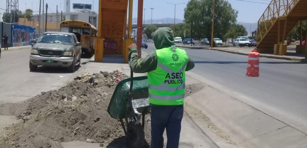 Personal de Aseo Público de Soledad de Graciano Sánchez realiza labores de limpieza en canalón