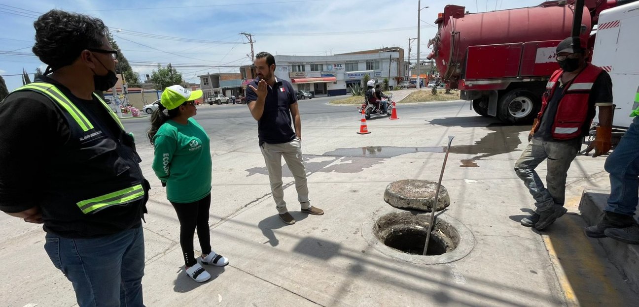 Continúa el desasolve de drenajes en la colonia Valle de Cactus