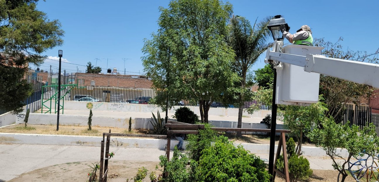 Ayuntamiento de Soledad reestablece más de 30 luminarias en la colonia Fidel Velázquez, Pavón y al rededores. 