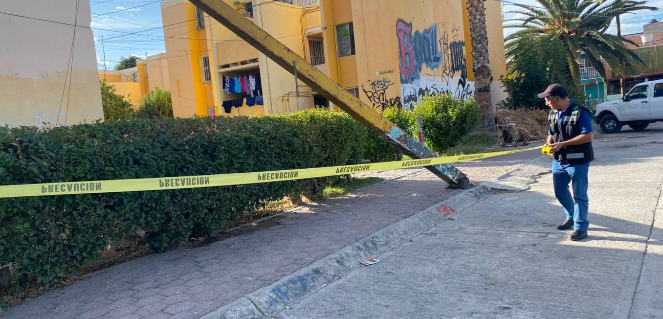 Protección Civil de Soledad atiende reporte de poste caído en Rancho Pavón