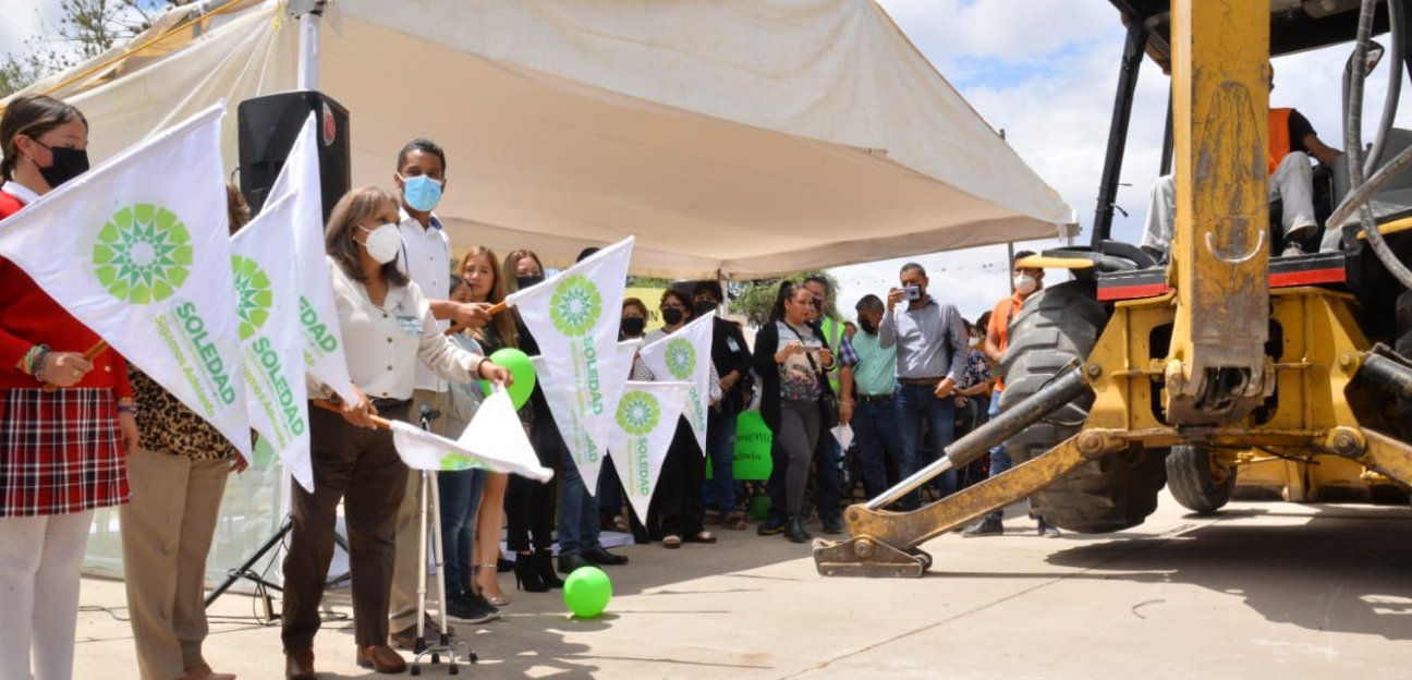 Alcaldesa soledenses da arranque a la obra de construcción de techado en el patio de una escuela primaria de La Tinaja 
