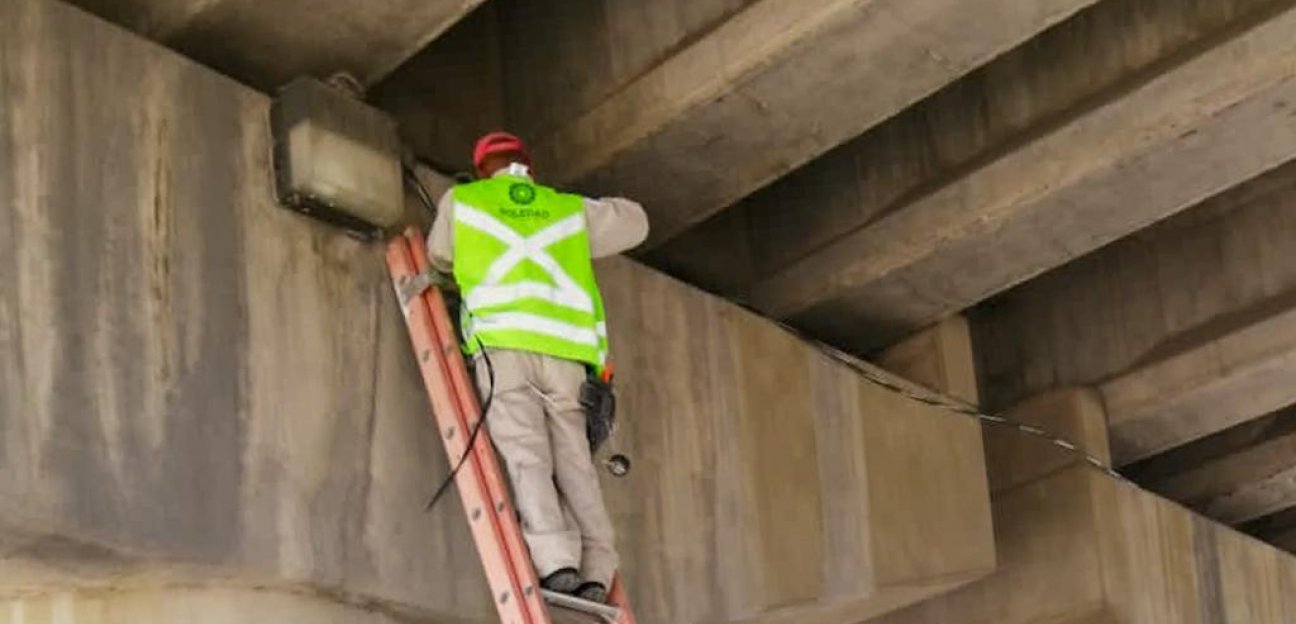 Alumbrado Público repara lámparas de bajo del puente de Fracción Rivera