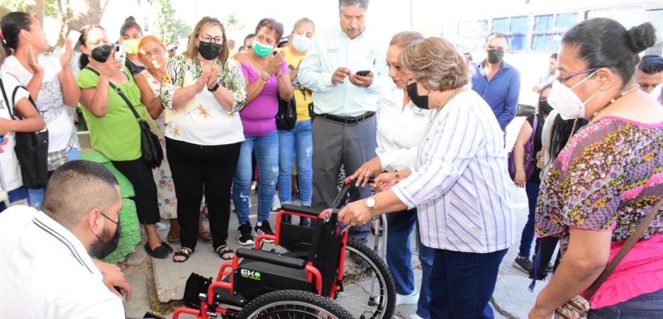 Entregan silla de ruedas y andadera a personas en situación de vulnerabilidad de la colonia La Constancia