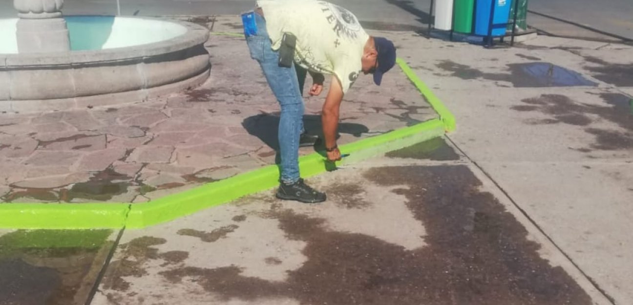 Servicios Municipales en coordinación diferentes áreas del ayuntamiento de Soledad realizan labores de mantenimiento en la plaza principal