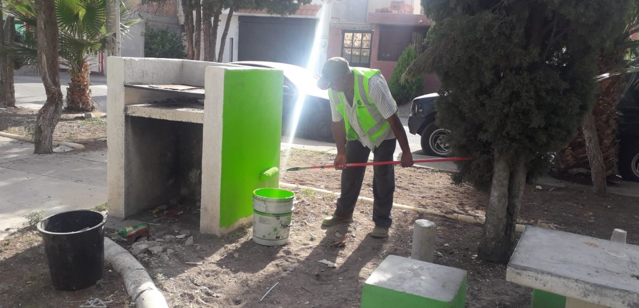 Servicios Municipales realiza labores de mantenimiento en áreas recreativas de Los Agaves 1 y 2