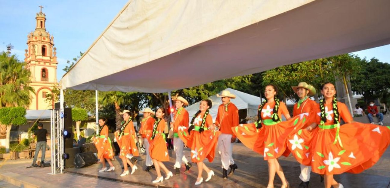El colectivo Liceo de Matanzas celebró su aniversario en la plaza principal de Soledad 