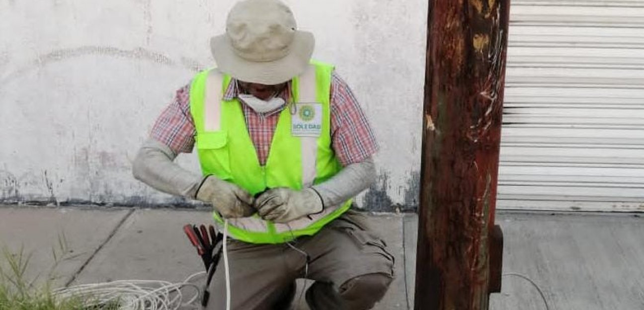 La Coordinación de Alumbrado Público realiza recableado de postes y registros en la Avenida Tecnológico 