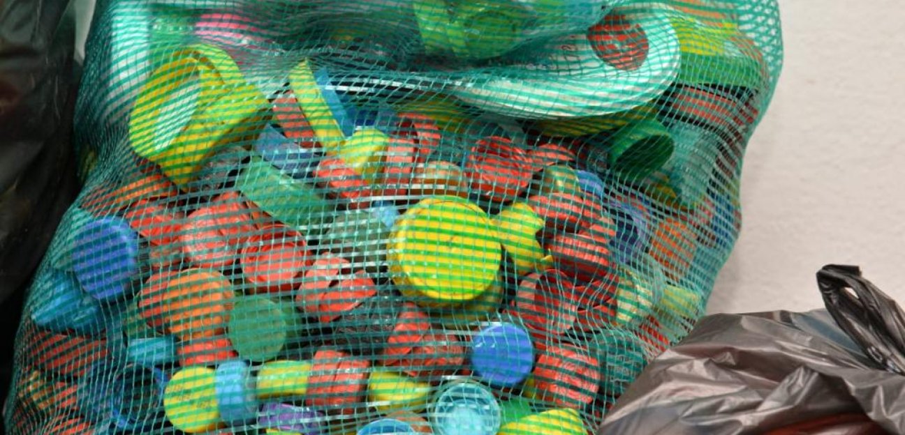 Llaman a soledenses a donar tapitas de plástico para apoyar a un menor en su tratamiento contra el cáncer