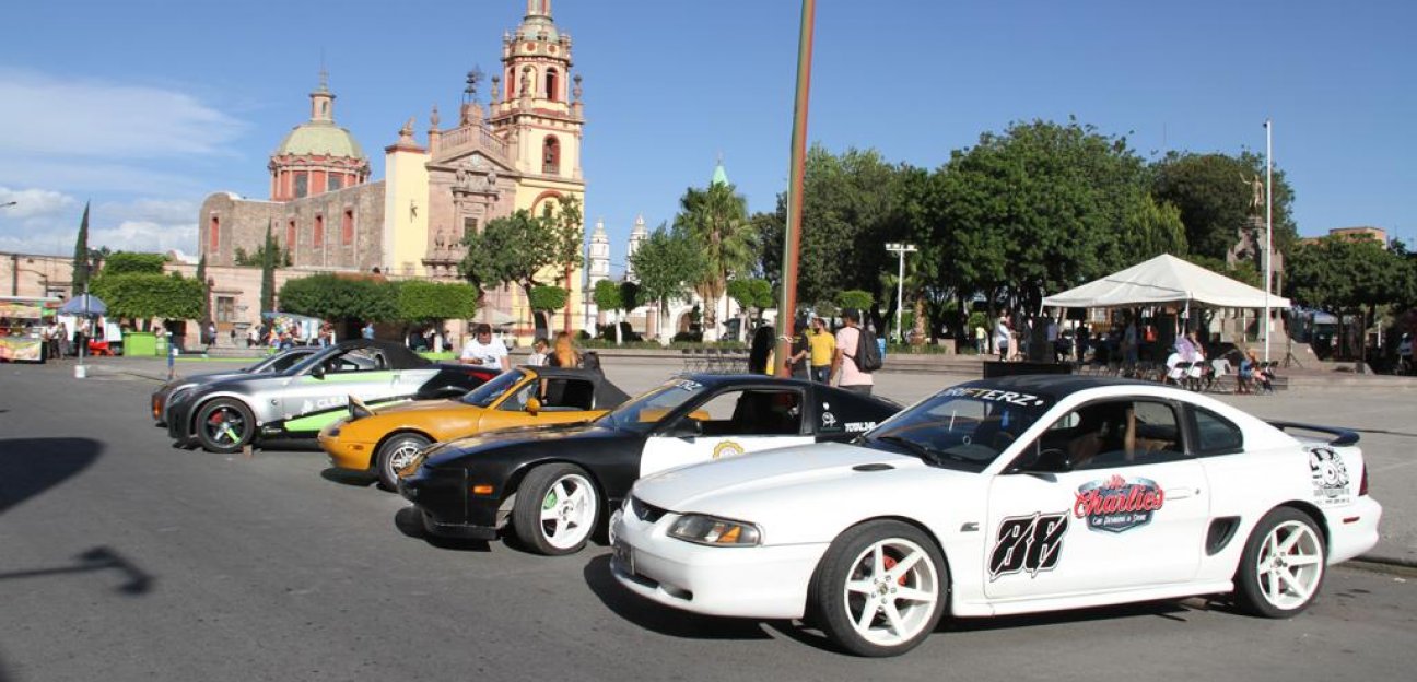 Realizan en Soledad exhibición de autos drift